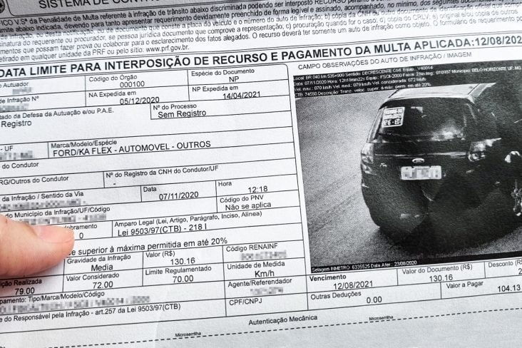 Documento de multa de trânsito por não pagamento de pedágio