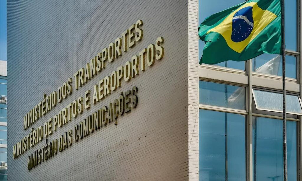 Fachada do prédio do Ministério dos Transportes, Portos e Aeroportos com bandeira do Brasil