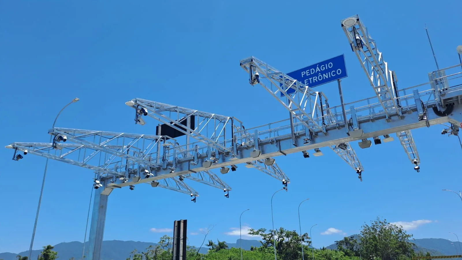 Pórtico de pedágio Free Flow na rodovia Tamoios capturando placa de veículo